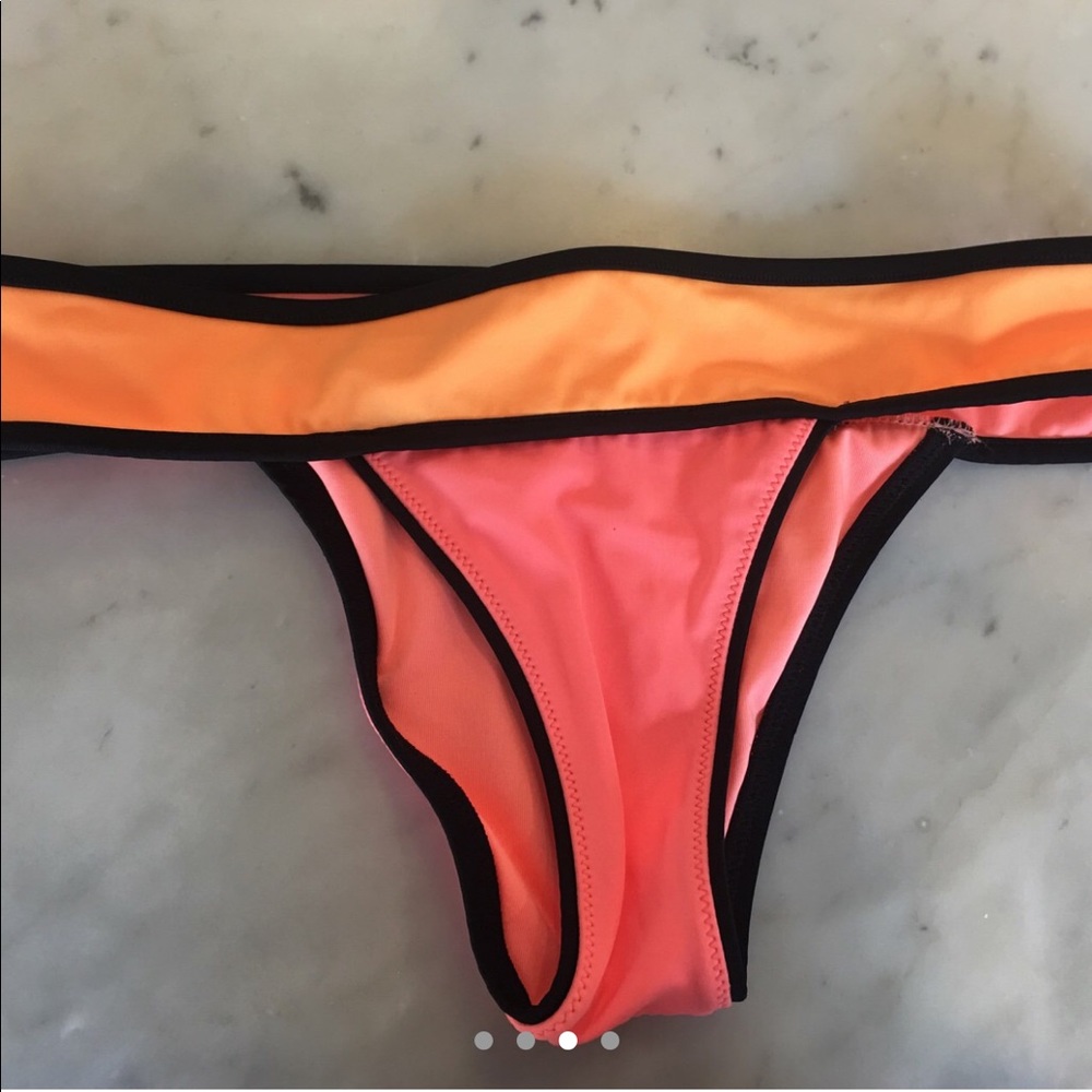 Victoria Secret bikini - Picture 3 of 4